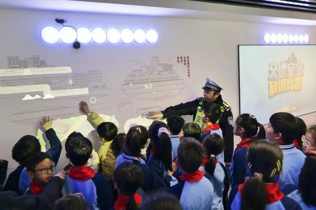 别不信！郑州这堂交通安全课孩子们“抢”着上！(图1)