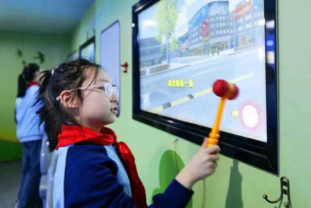 别不信！郑州这堂交通安全课孩子们“抢”着上！(图4)