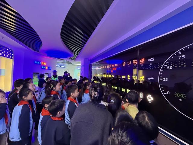 别不信！郑州这堂交通安全课孩子们“抢”着上！(图2)