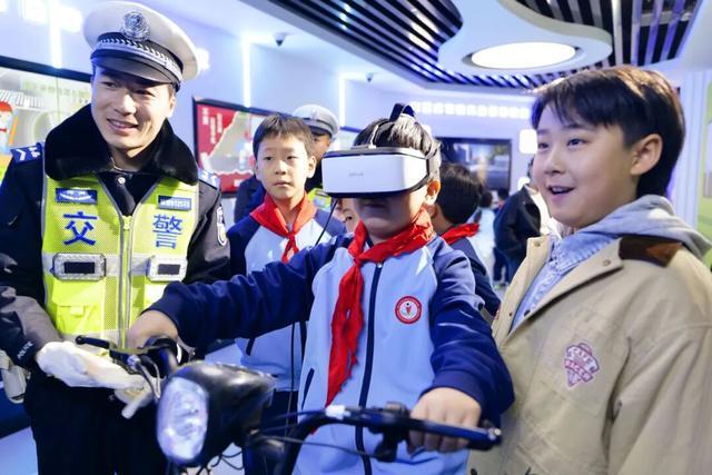 别不信！郑州这堂交通安全课孩子们“抢”着上！(图6)