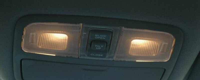 驾驶室顶上的灯关不了车内灯异常亮起怎么办(图1)