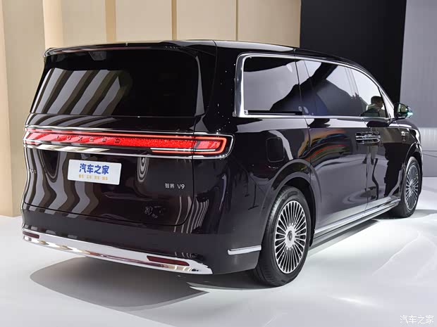 搭载二排旋转座椅鸿蒙智行首款旗舰MPV智界V9提供三款内饰配色(图8)