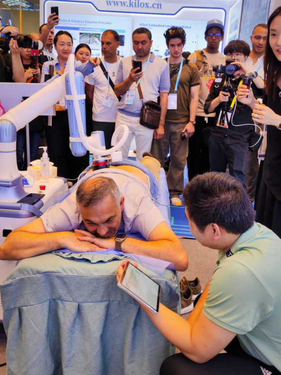 机器人打羽毛球、无人机喊线届广交会互动化、场景化体验升级(图2)