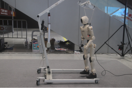 机器人打羽毛球、无人机喊线届广交会互动化、场景化体验升级